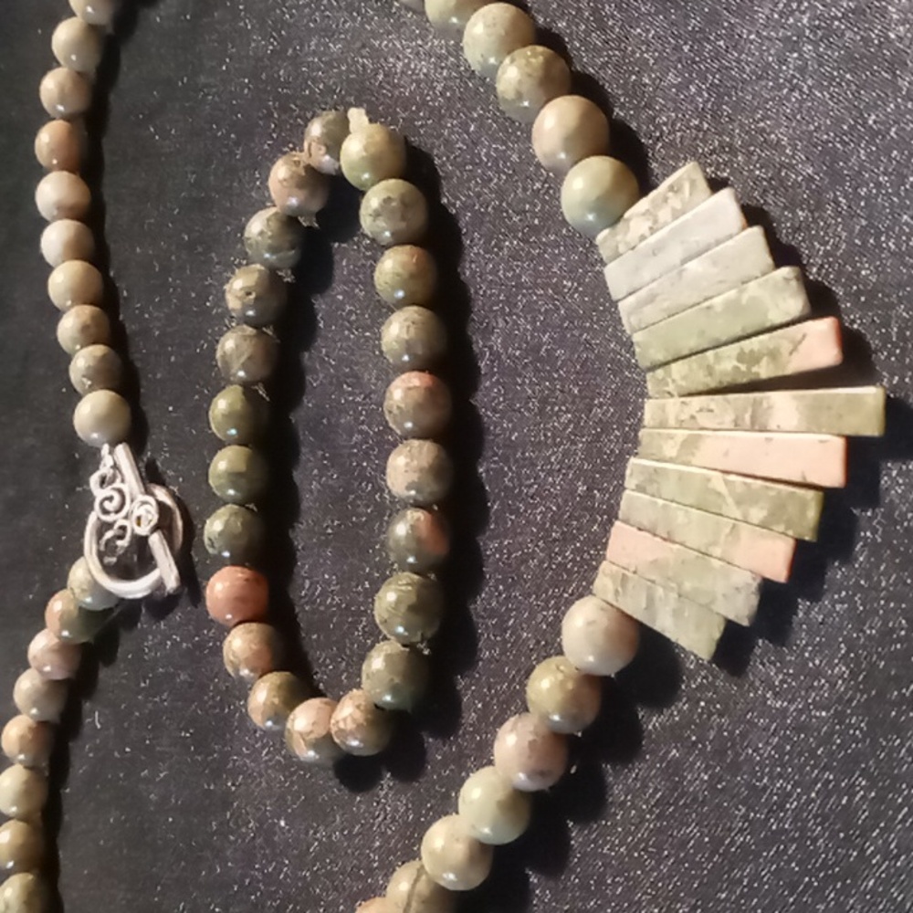 Unakite green & pink stone gem fan necklace with matching beaded bracelet.